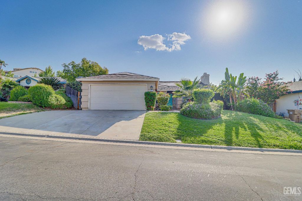 Photo of 5912 Cliffwood Way, Bakersfield, CA 93306 (MLS # 202510818)