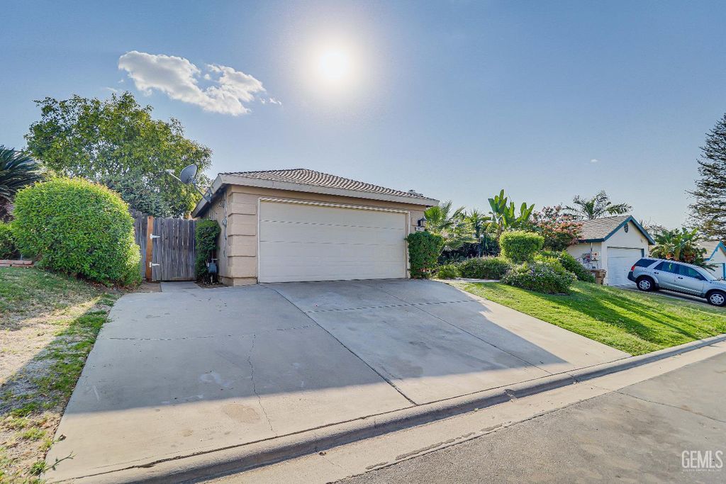 Photo of 5912 Cliffwood Way, Bakersfield, CA 93306 (MLS # 202510818)