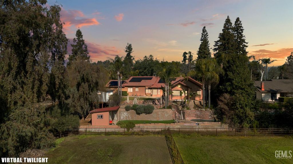 Photo of 915 S Strathmore Avenue, Lindsay, CA 93274 (MLS # 202601003)