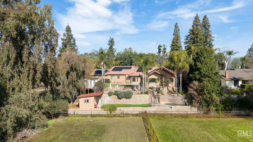 Photo of 915 S Strathmore Avenue, Lindsay, CA 93274 (MLS # 202601003)