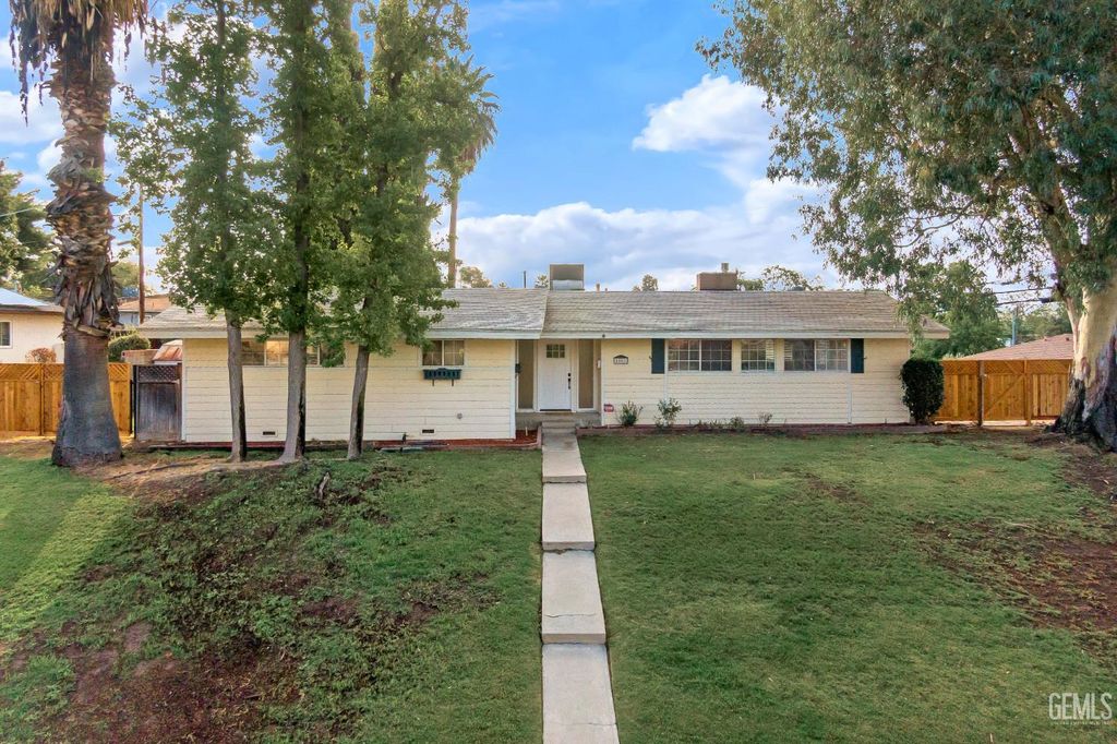 Photo of 1801 Camino Primavera, Bakersfield, CA 93306 (MLS # 202510888)