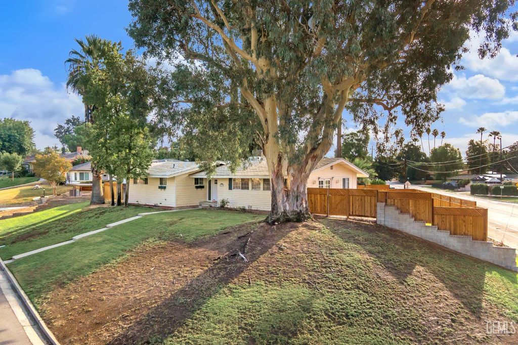 Photo of 1801 Camino Primavera, Bakersfield, CA 93306 (MLS # 202510888)