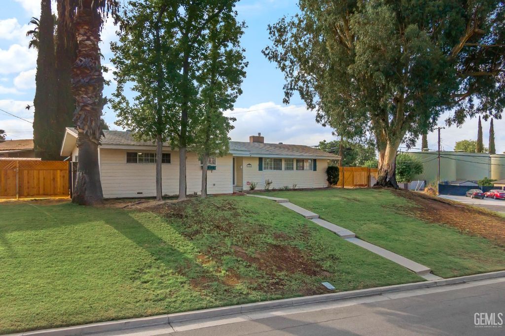 Photo of 1801 Camino Primavera, Bakersfield, CA 93306 (MLS # 202510888)