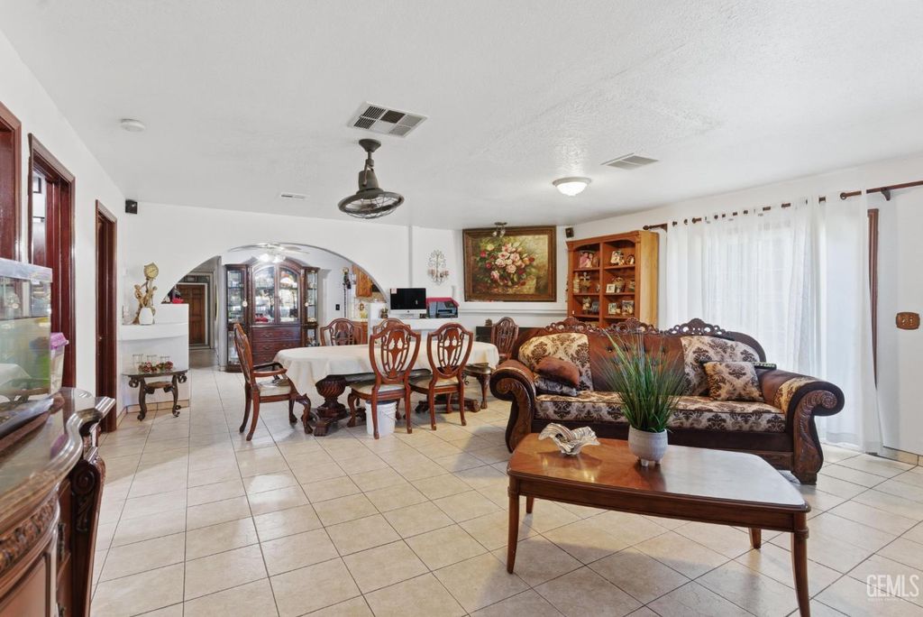 Photo of 381 B Street, Arvin, CA 93203 (MLS # 202603751)