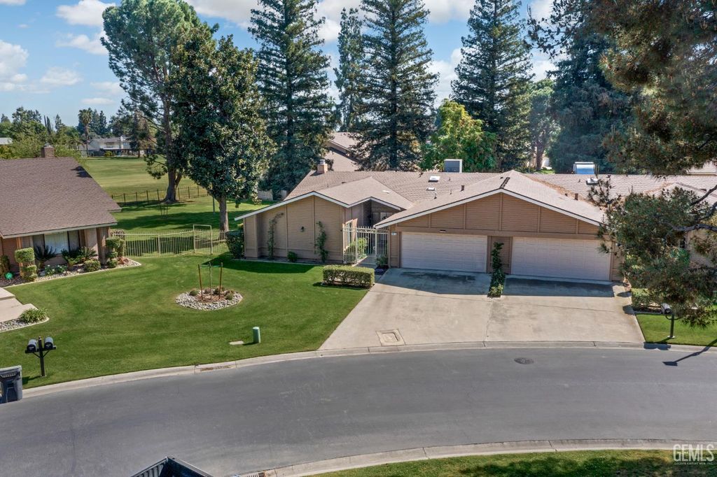 Photo of 1700 Ashe Road #15, Bakersfield, CA 93309 (MLS # 202602939)