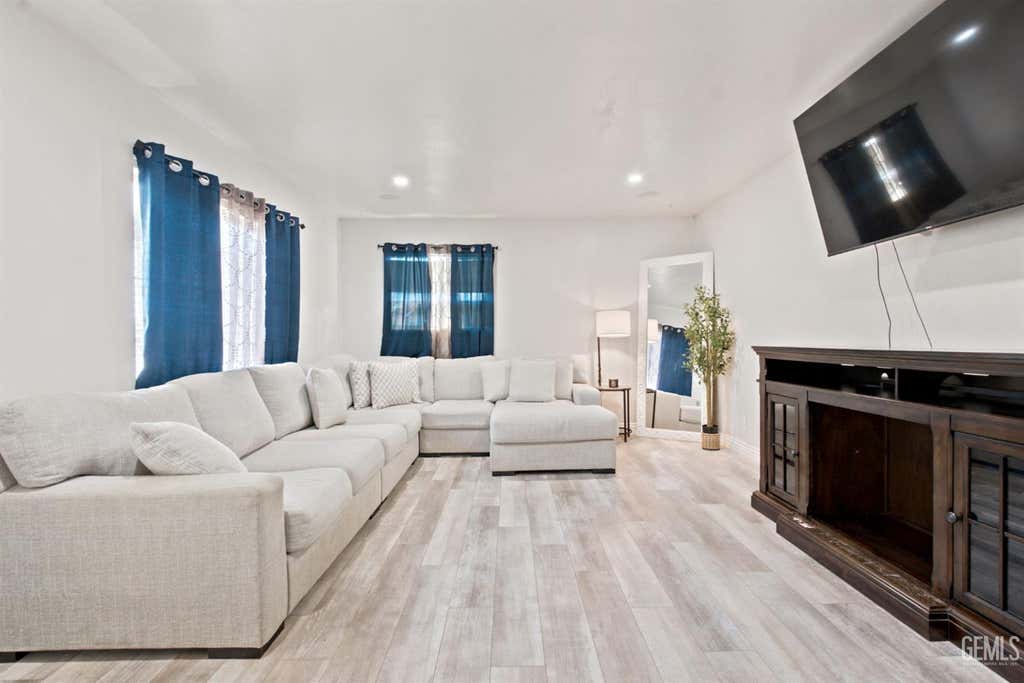 Photo of 1800 Alameda Avenue, Bakersfield, CA 93305 (MLS # 202606690)