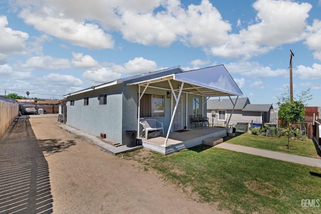 Photo of 511 Rose Avenue, Taft, CA 93268 (MLS # 202605912)