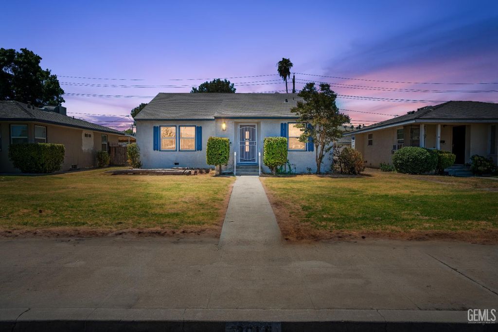 Photo of 2615 Truxtun Avenue, Bakersfield, CA 93301 (MLS # 202602711)