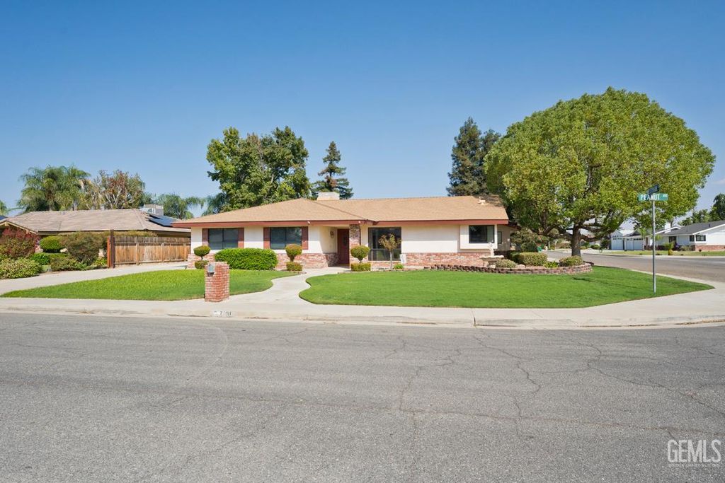 Photo of 7700 Peanut Avenue, Bakersfield, CA 93308 (MLS # 202511123)