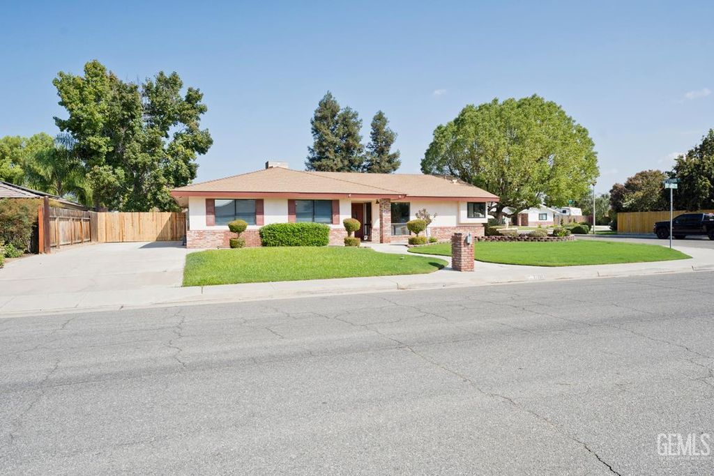 Photo of 7700 Peanut Avenue, Bakersfield, CA 93308 (MLS # 202511123)