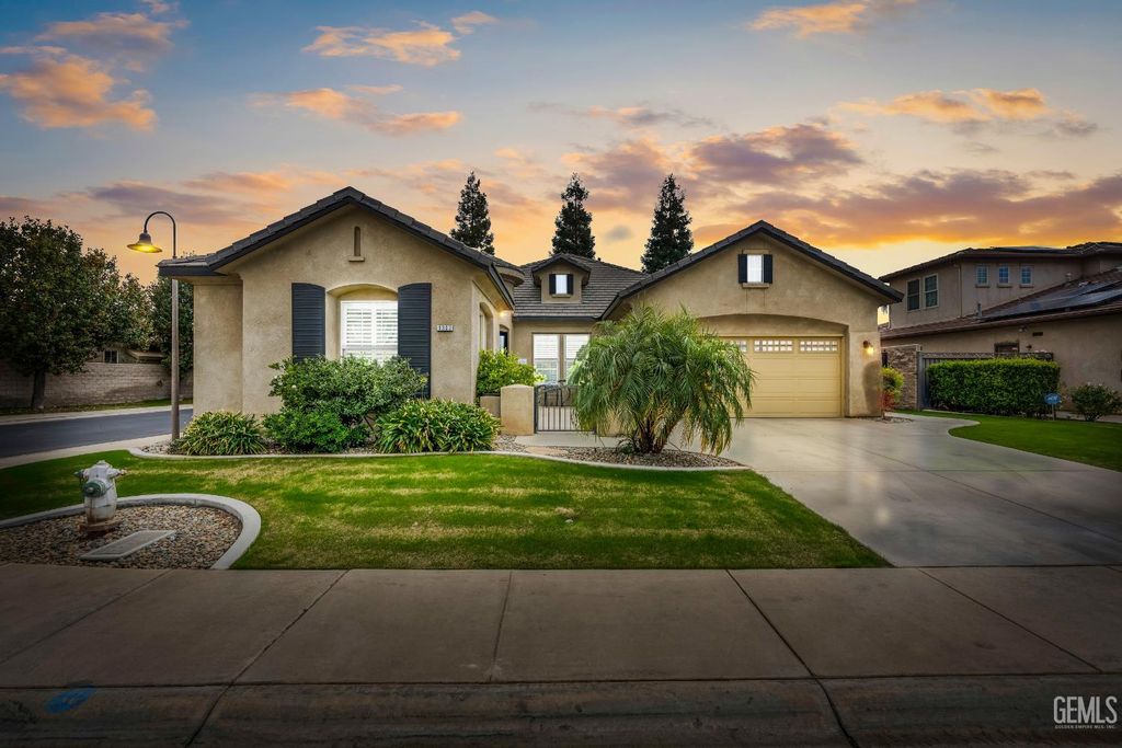 Photo of 9303 Via Lugano, Bakersfield, CA 93312 (MLS # 202512096)