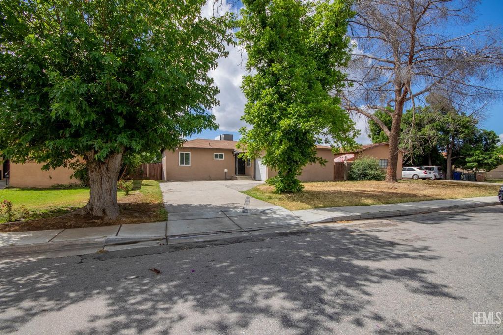 Photo of 1917 Clark Avenue, Bakersfield, CA 93304 (MLS # 202603929)