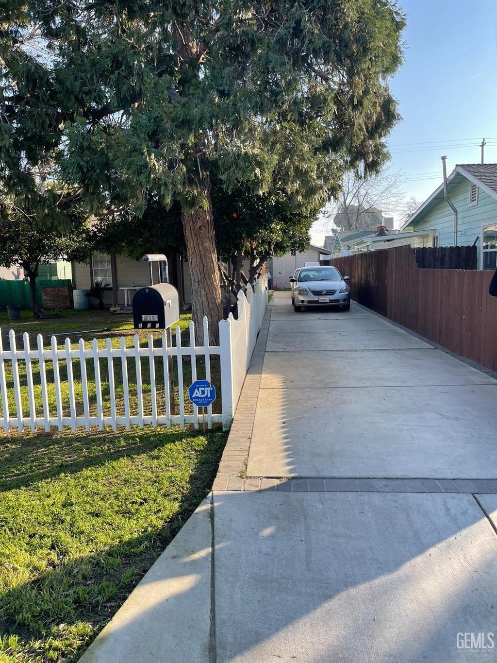 Photo of 215 Harding Avenue, Bakersfield, CA 93308 (MLS # 202601353)