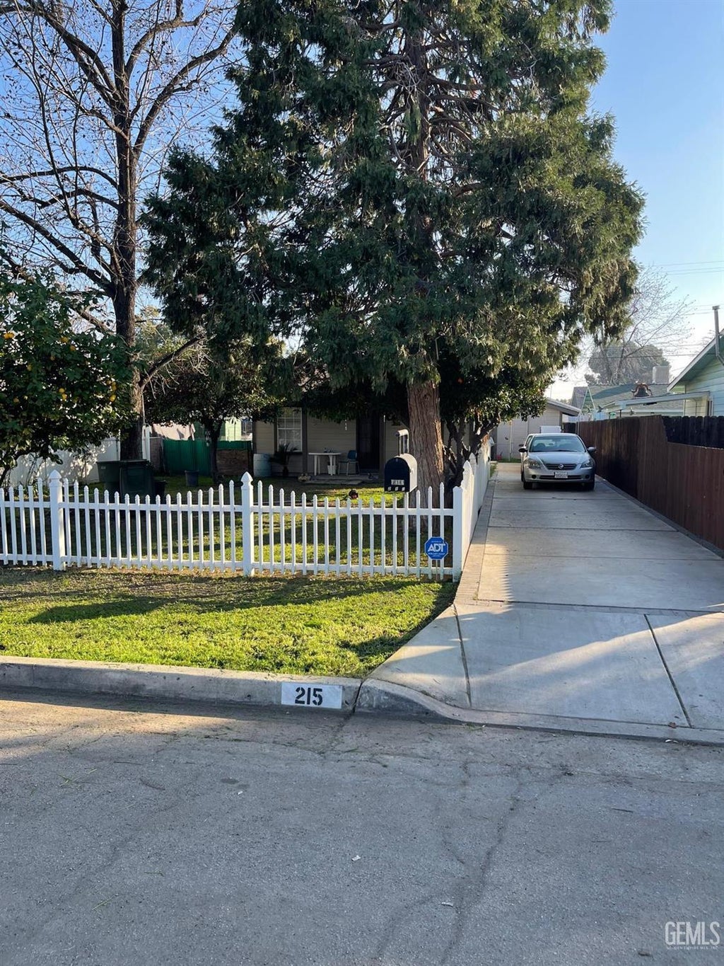 Photo of 215 Harding Avenue, Bakersfield, CA 93308 (MLS # 202601353)