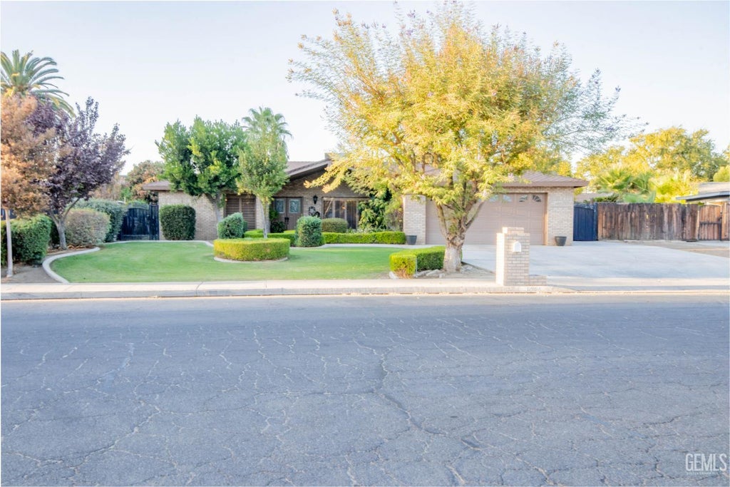 Photo of 6904 Quailwood Drive, Bakersfield, CA 93309 (MLS # 202610851)