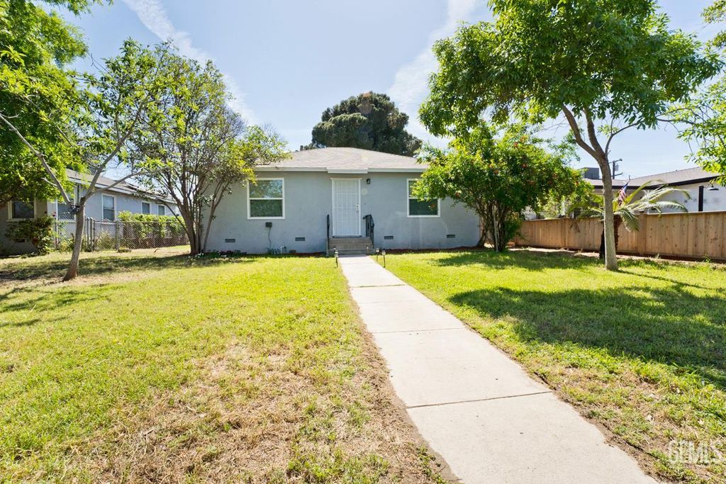 Photo of 2914 Cedar Street, Bakersfield, CA 93301 (MLS # 202603578)