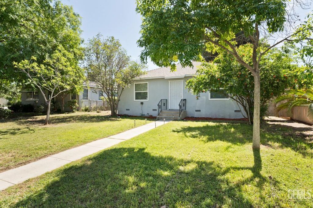 Photo of 2914 Cedar Street, Bakersfield, CA 93301 (MLS # 202603578)