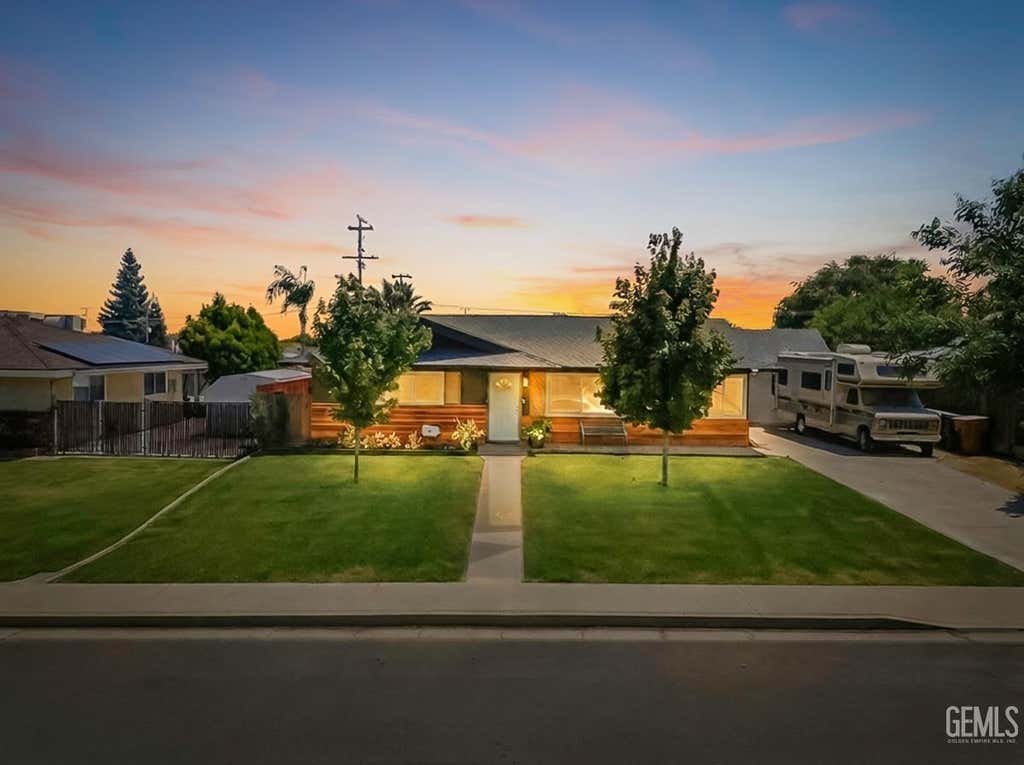 Photo of 1005 Highmoor Avenue, Bakersfield, CA 93308 (MLS # 202604968)