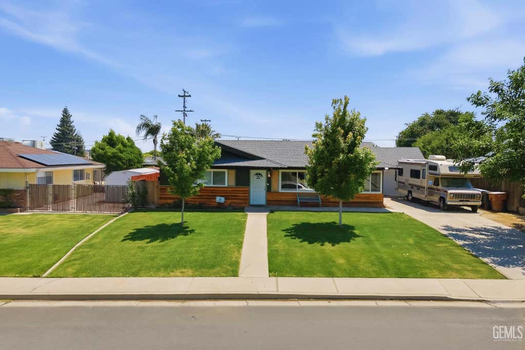 Photo of 1005 Highmoor Avenue, Bakersfield, CA 93308 (MLS # 202604968)