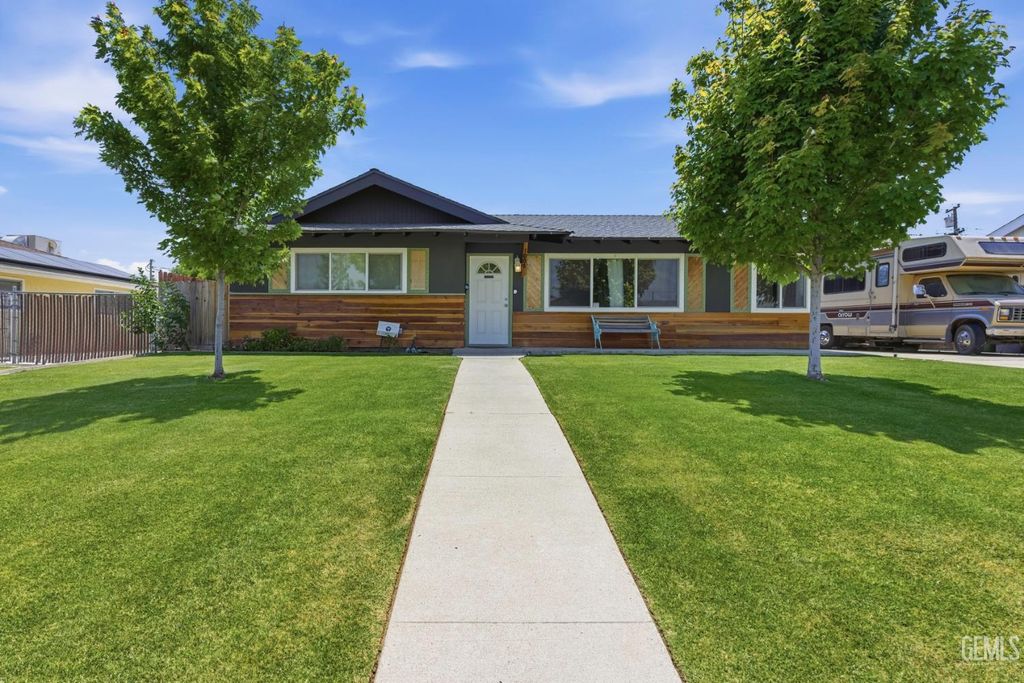 Photo of 1005 Highmoor Avenue, Bakersfield, CA 93308 (MLS # 202604968)