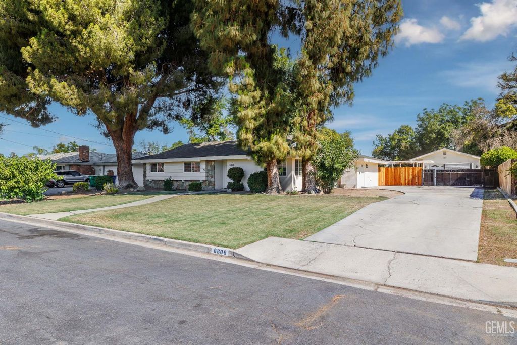 Photo of 6606 Desmond Avenue, Bakersfield, CA 93308 (MLS # 202605388)
