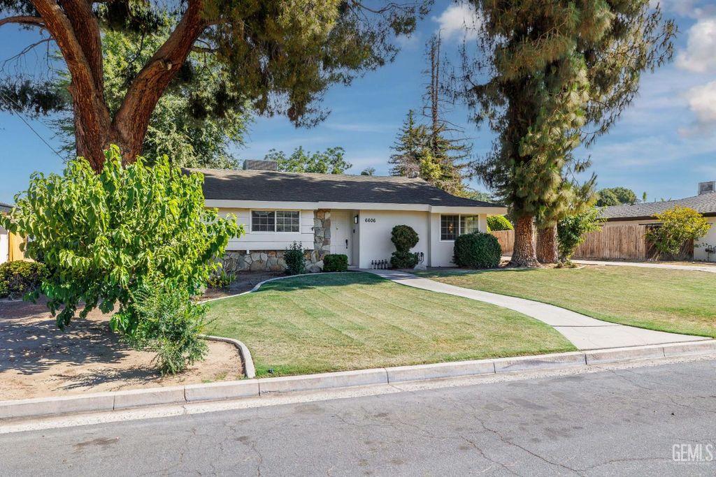Photo of 6606 Desmond Avenue, Bakersfield, CA 93308 (MLS # 202605388)