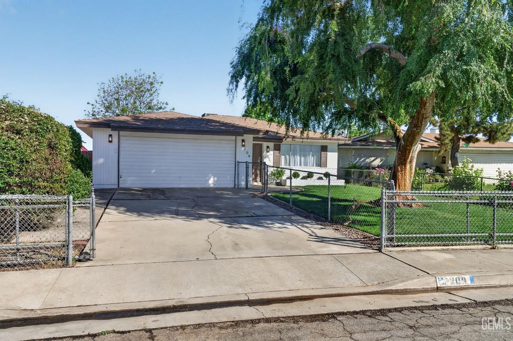 Photo of 708 Rutherford Court, Bakersfield, CA 93308 (MLS # 202603883)