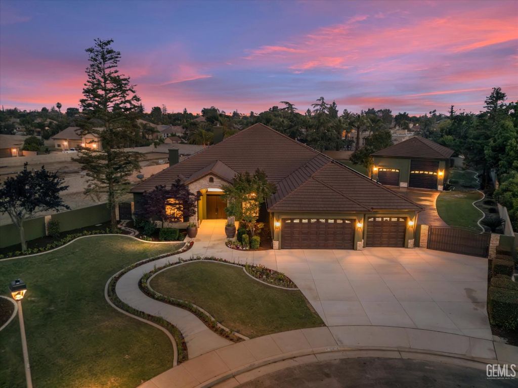Photo of 14925 Mooresville Place, Bakersfield, CA 93314 (MLS # 202605012)