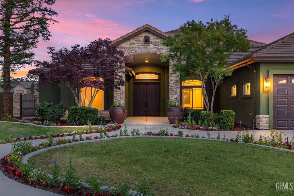 Photo of 14925 Mooresville Place, Bakersfield, CA 93314 (MLS # 202605012)