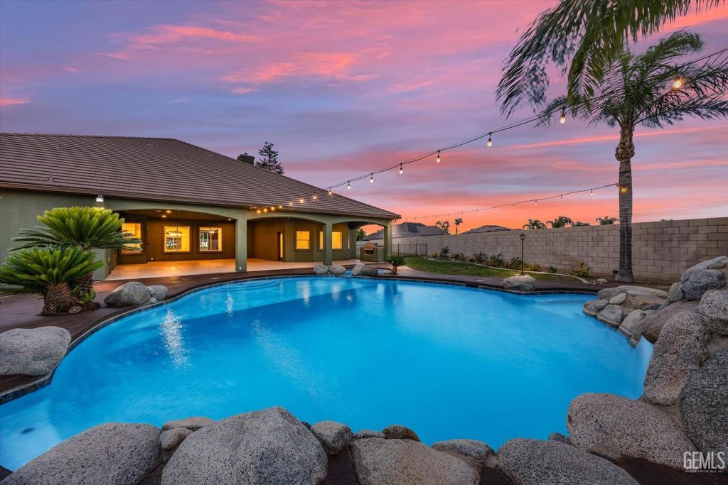 Photo of 14925 Mooresville Place, Bakersfield, CA 93314 (MLS # 202605012)