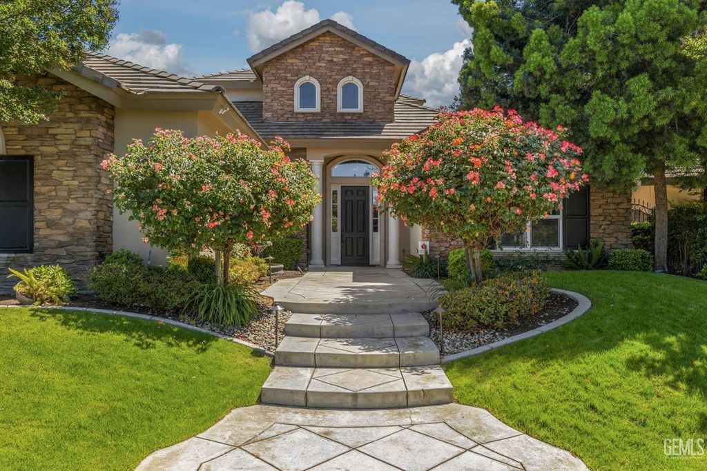 Photo of 2902 Ragland Court, Bakersfield, CA 93311 (MLS # 202603371)