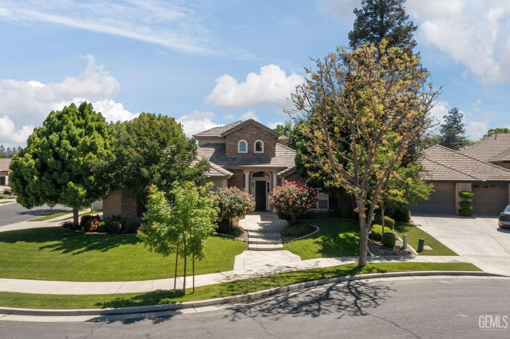 Photo of 2902 Ragland Court, Bakersfield, CA 93311 (MLS # 202603371)