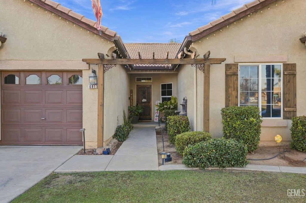 Photo of 6813 Nettleton Street, Bakersfield, CA 93312 (MLS # 202610328)