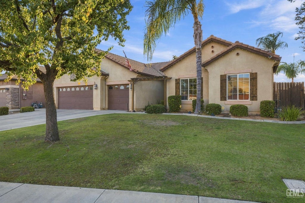 Photo of 6813 Nettleton Street, Bakersfield, CA 93312 (MLS # 202610328)