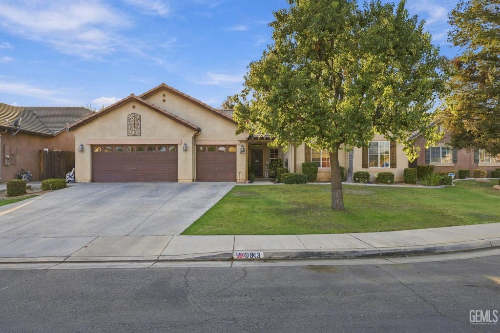 Photo of 6813 Nettleton Street, Bakersfield, CA 93312 (MLS # 202610328)
