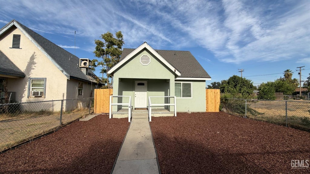 Photo of 814 Q Street, Bakersfield, CA 93304 (MLS # 202608822)