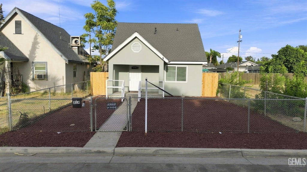 Photo of 814 Q Street, Bakersfield, CA 93304 (MLS # 202608822)