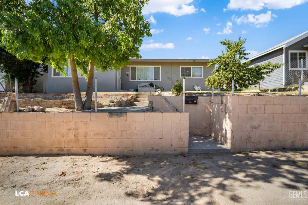 Photo of 105 F Street, Taft, CA 93268 (MLS # 202607312)