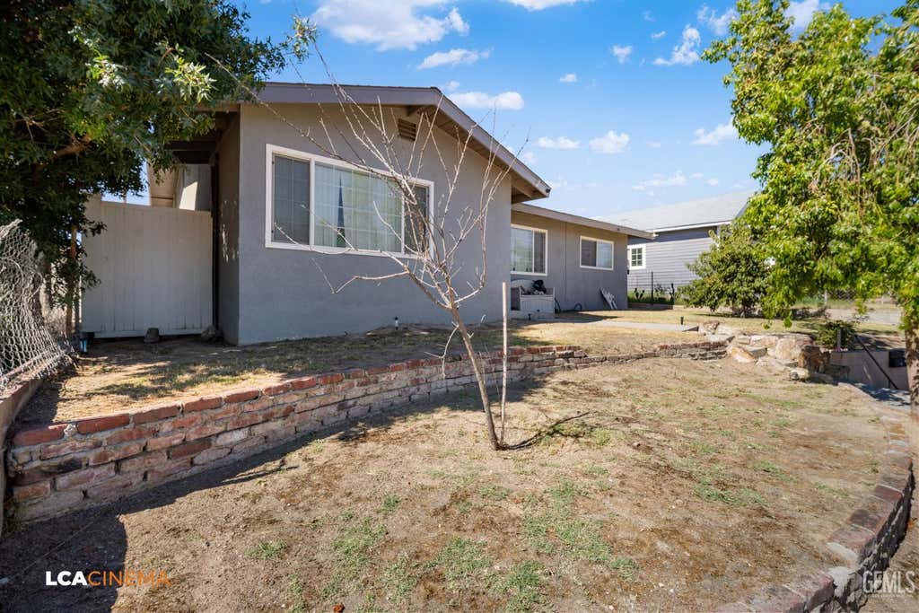 Photo of 105 F Street, Taft, CA 93268 (MLS # 202607312)