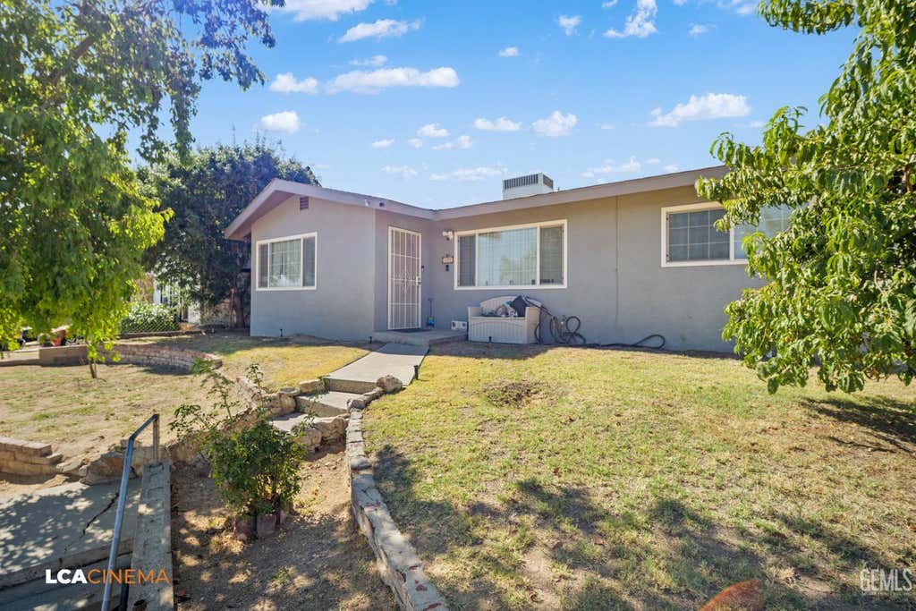 Photo of 105 F Street, Taft, CA 93268 (MLS # 202607312)