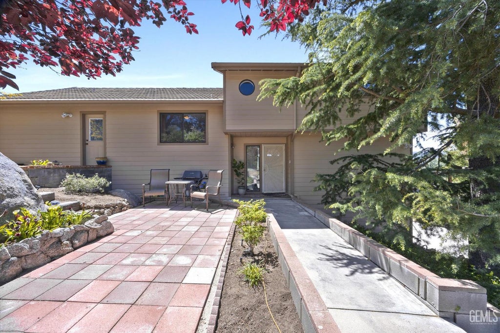 Photo of 27020 Barkes Way, Tehachapi, CA 93561 (MLS # 202604062)