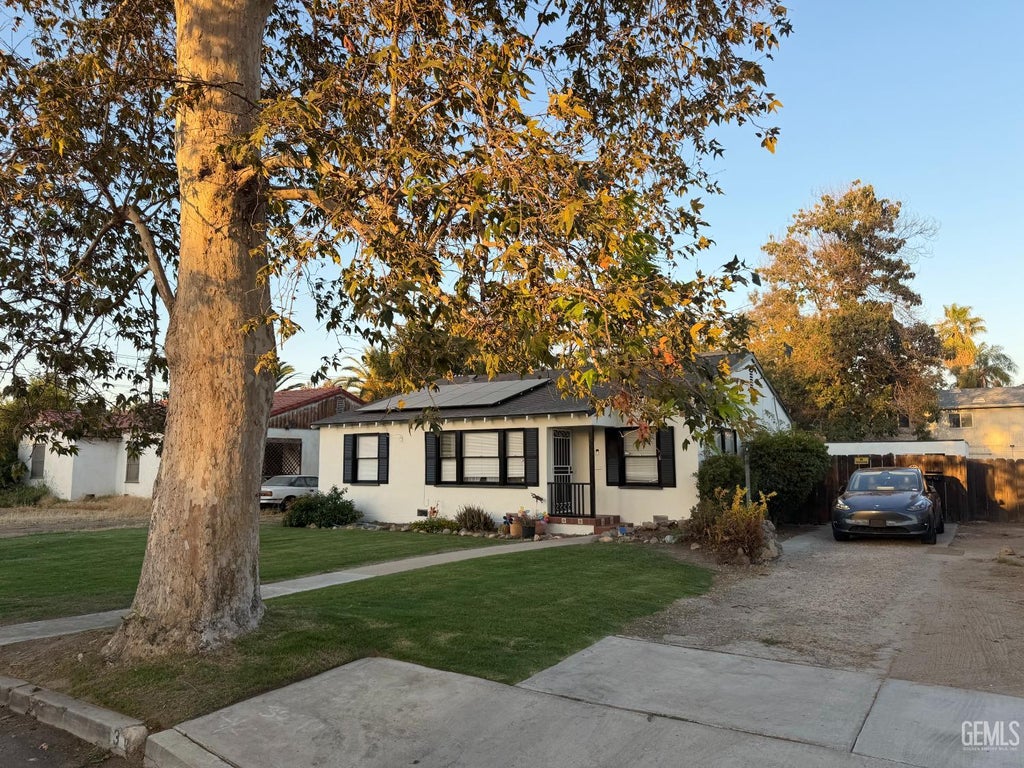Photo of 300 Holtby Road, Bakersfield, CA 93304 (MLS # 202609193)