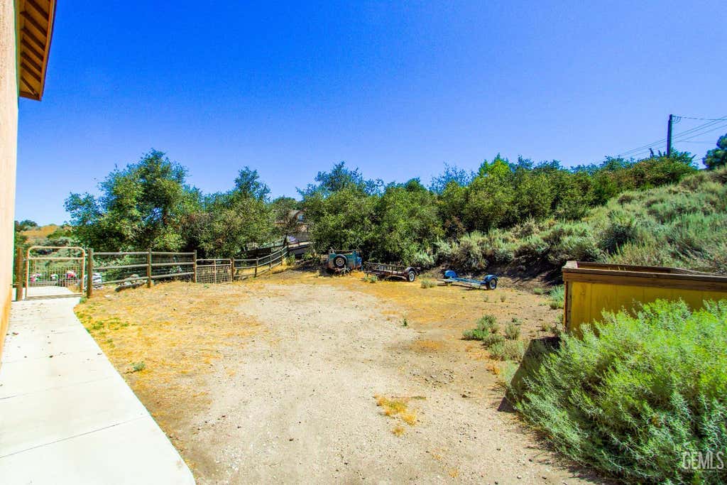 Photo of 24261 Jacaranda Drive, Tehachapi, CA 93561 (MLS # 202608522)
