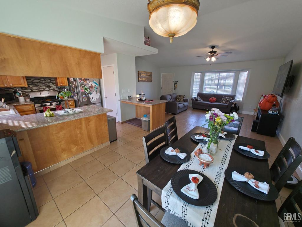 Photo of 406 Calle De La Vina, Delano, CA 93215 (MLS # 202511258)