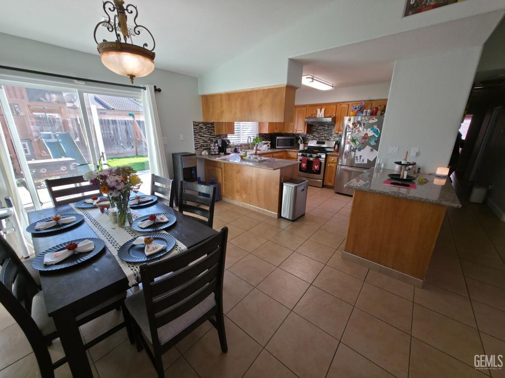 Photo of 406 Calle De La Vina, Delano, CA 93215 (MLS # 202511258)