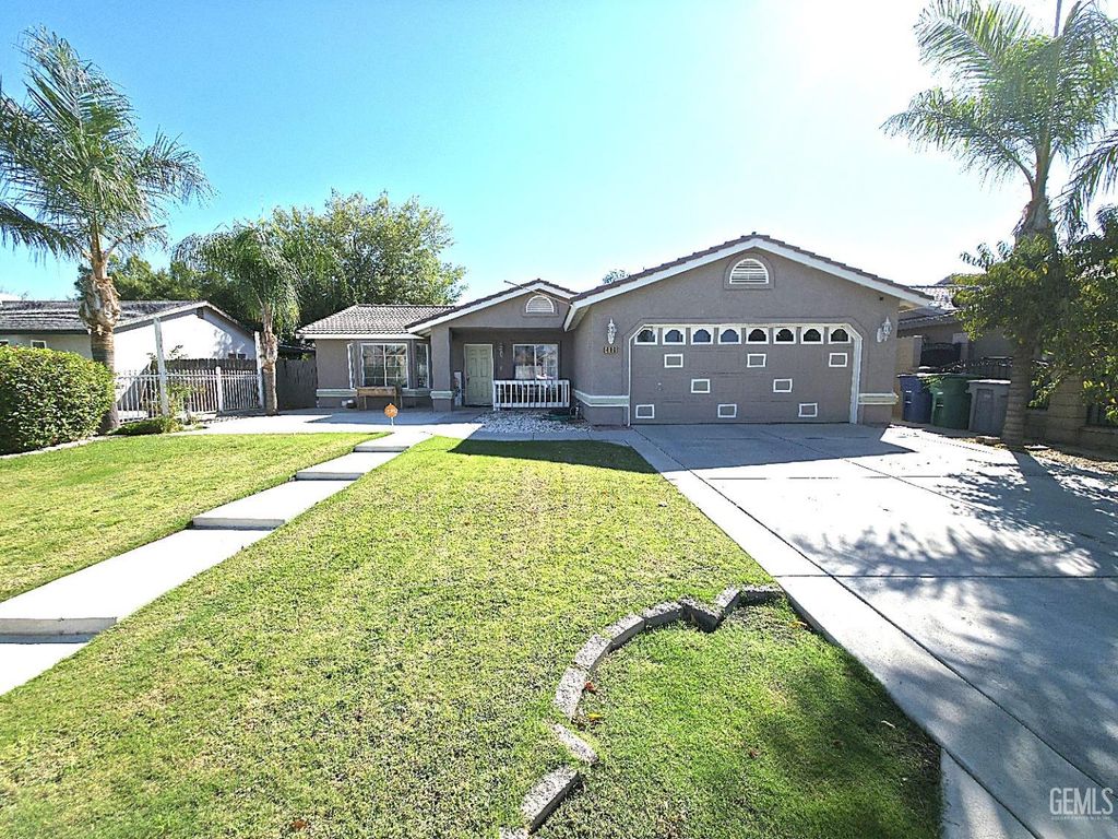 Photo of 406 Calle De La Vina, Delano, CA 93215 (MLS # 202511258)