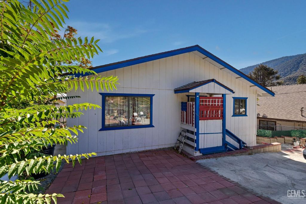 Photo of 724 Avalon, Frazier Park, CA 93225 (MLS # 202511102)