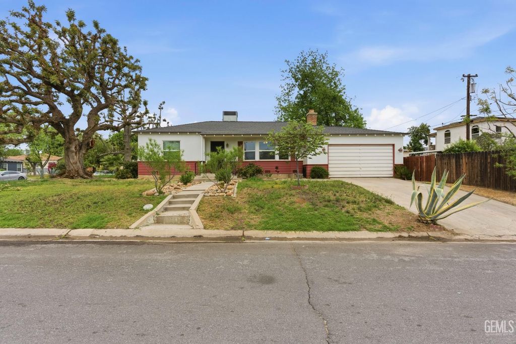 Photo of 220 Jeffrey Street, Bakersfield, CA 93305 (MLS # 202603703)