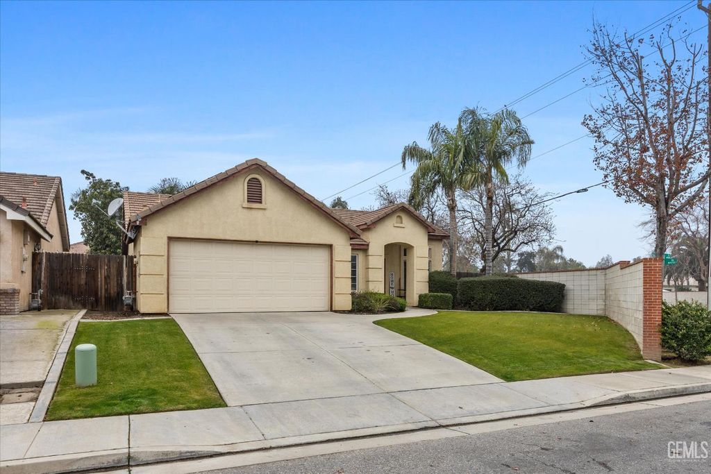 Photo of 1113 Invermay Street, Bakersfield, CA 93312 (MLS # 202600733)