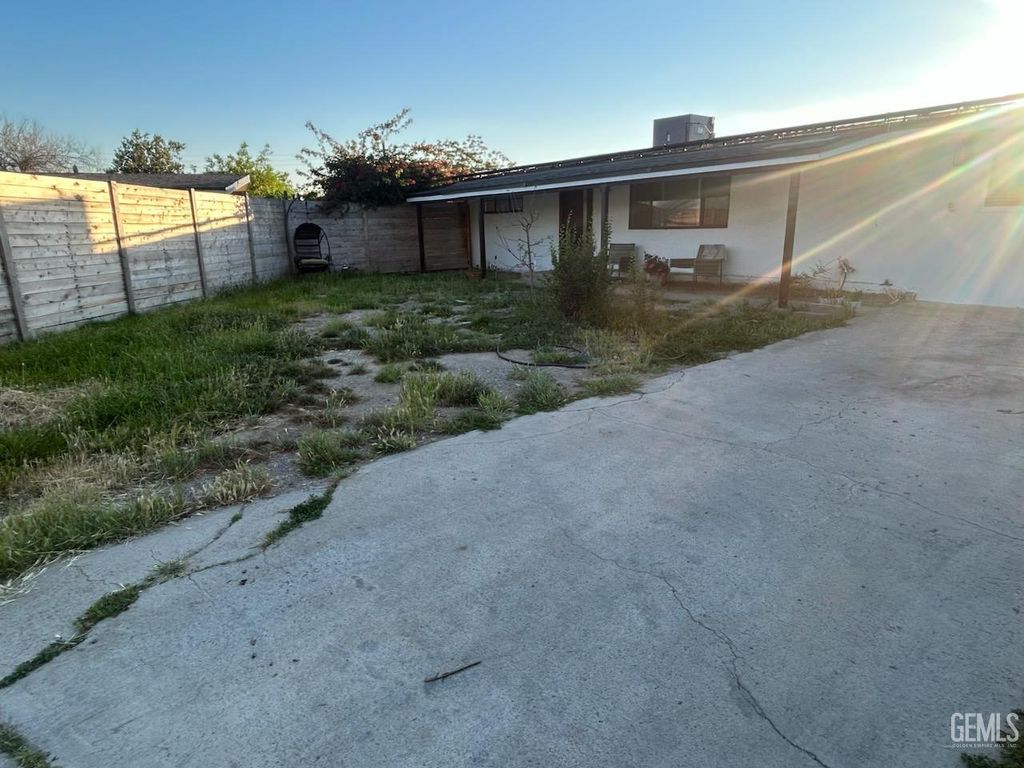 Photo of 909 Oberlin Court, Bakersfield, CA 93305 (MLS # 202602846)